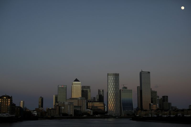 © Reuters. GRANDE-BRETAGNE: LES VIOLENCES DOMESTIQUES DANS LE VISEUR DES GRANDES ENTREPRISES