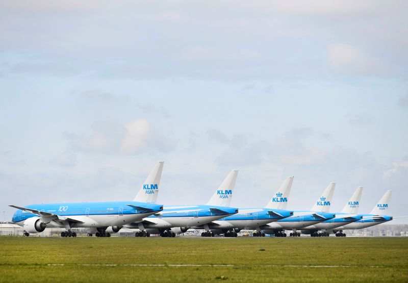 © Reuters. KLM GÈLE LA HAUSSE DE 2,5% DES SALAIRES PRÉVUE POUR AOÛT