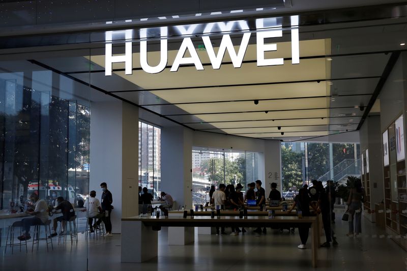 &copy; Reuters. FILE PHOTO: People are seen inside a Huawei store at a shopping mall in Beijing