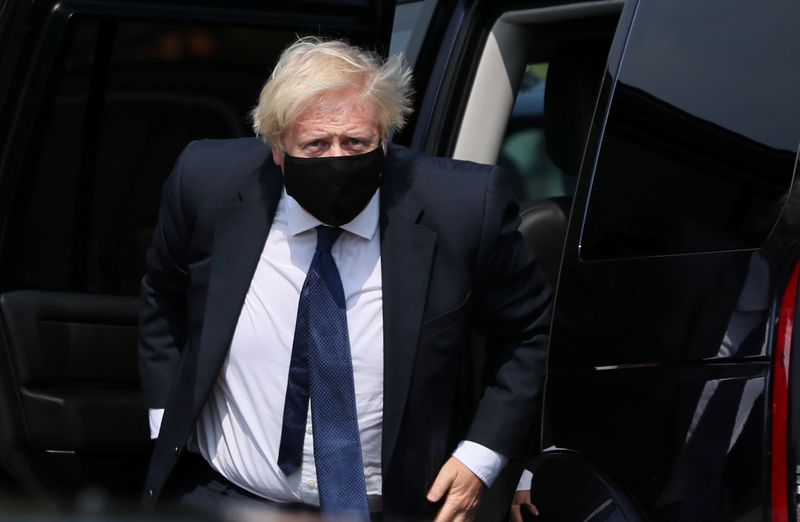 © Reuters. El primer ministro británico Johnson visita Belfast