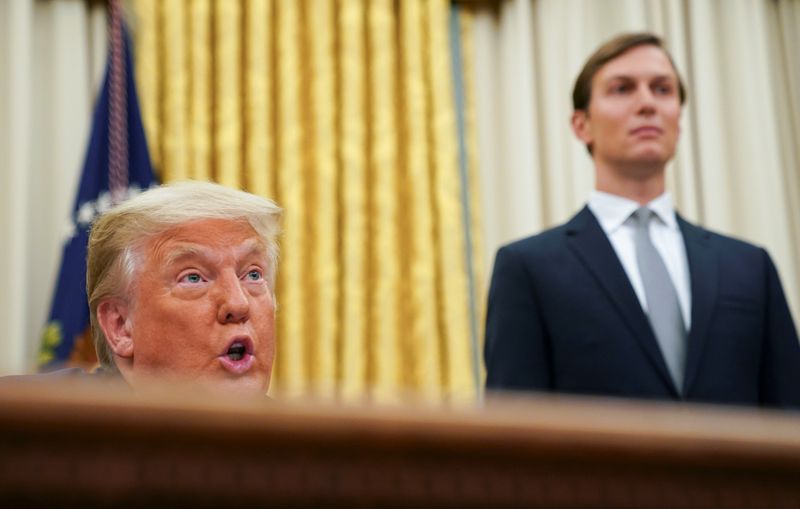 &copy; Reuters. El asesor principal de la Casa Blanca Jared Kushner y Donald Trump en la Casa Blanca en Washington, EEUU, el 13 de agosto de 2020.