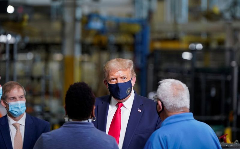 &copy; Reuters. El presidente de Estados Unidos, Donald Trump, usa una máscara facial protectora debido a la pandemia de COVID-19 mientras habla con los trabajadores mientras recorre una fábrica de lavadoras de Whirlpool Corporation. 6 de agosto de 2020.