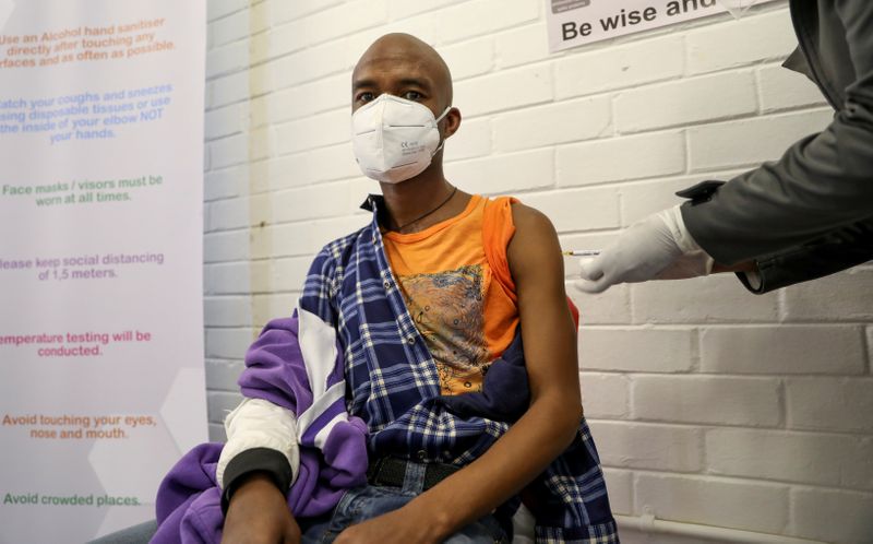 © Reuters. FILE PHOTO: A volunteer receives an injection from a medical worker during the country's first human clinical trial for a potential vaccine against the novel coronavirus, in Soweto
