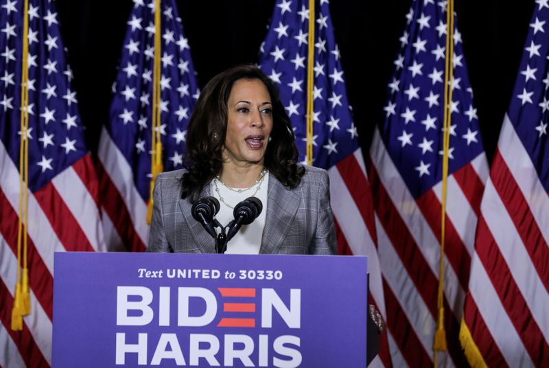 © Reuters. Democratic presidential candidate Biden and vice presidential candidate Harris discuss coronavirus response at campaign event in Wilmington, Delaware