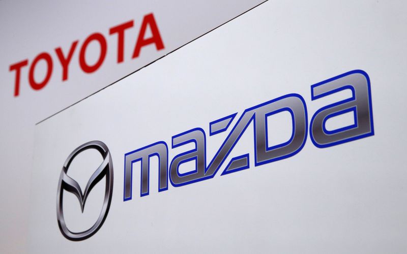 © Reuters. The logos of Toyota Motor and Mazda Motor are pictured before the companies' joint news conference in Tokyo