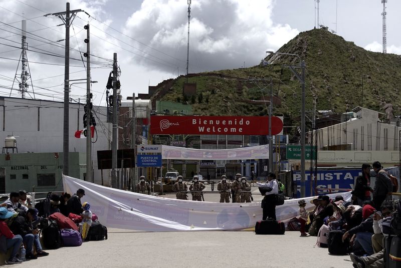 &copy; Reuters. IMAGEN DE ARCHIVO. Vista de la frontera cerrada emtre Perú y Bolivia, después de que el Gobierno peruano anunció el cierre en un intento por frenar la propagación del coronavirus, en Desaguadero, desde el lado boliviano de la frontera