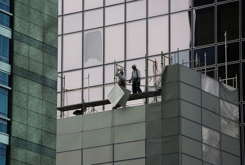 &copy; Reuters. Men work at a construction site in Tokyo