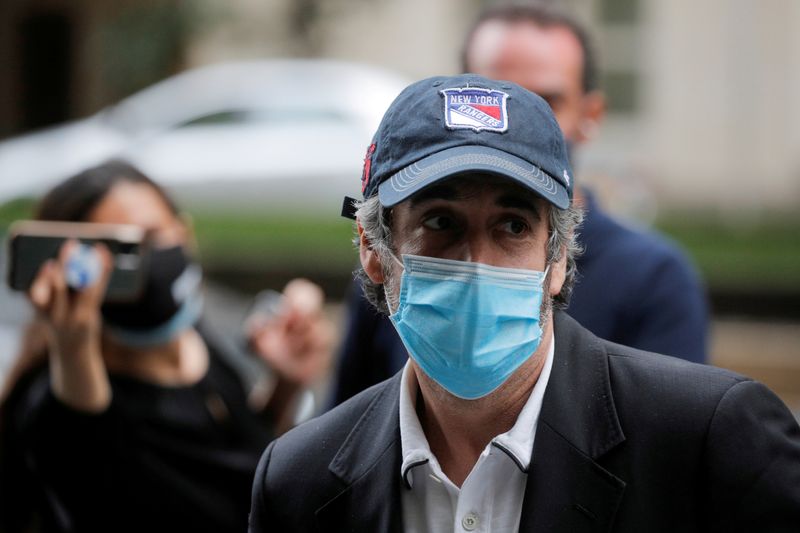 &copy; Reuters. FILE PHOTO: Michael Cohen arrives at his Manhattan apartment in New York City