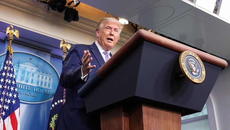 &copy; Reuters. Trump holds a coronavirus press briefing at the White House in Washington