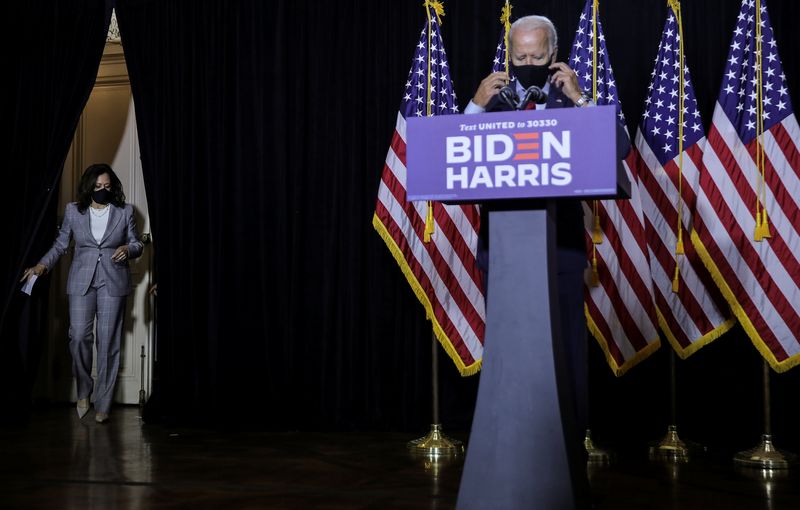 &copy; Reuters. Democratic presidential candidate Biden and vice presidential candidate Harris discuss coronavirus response at campaign event in Wilmington, Delaware