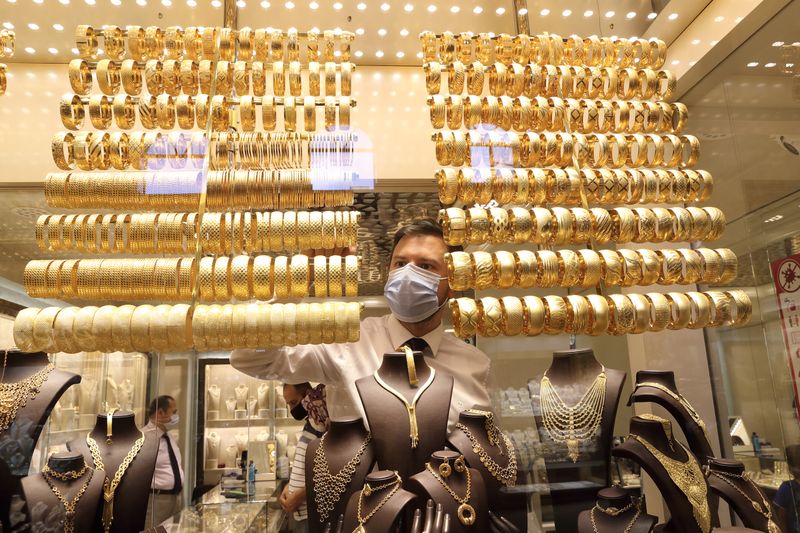 &copy; Reuters. A goldsmith arranges golden bangles at a jewellery shop, in Istanbul