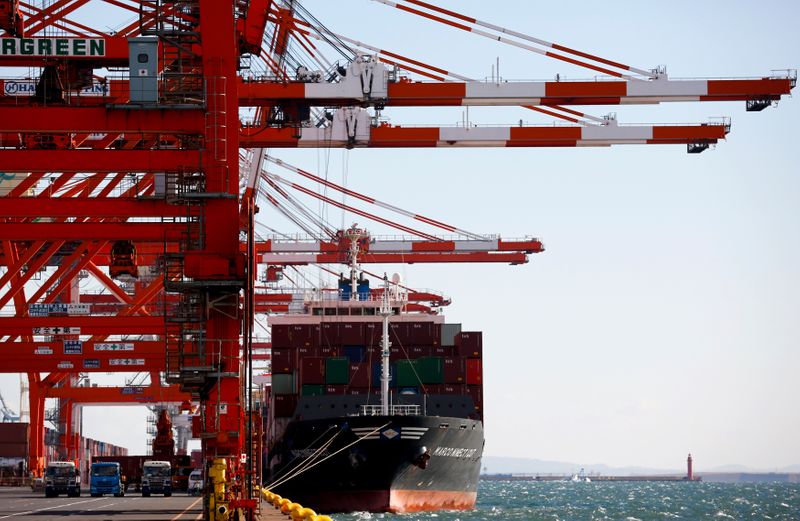 &copy; Reuters. A container ship is loaded at a port in Tokyo