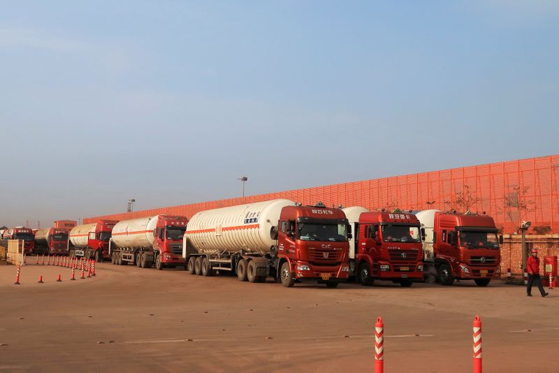 &copy; Reuters. FILE PHOTO: Gas trailers line up for filling liquefied natural gas at Caofeidian terminal, in Tangshan