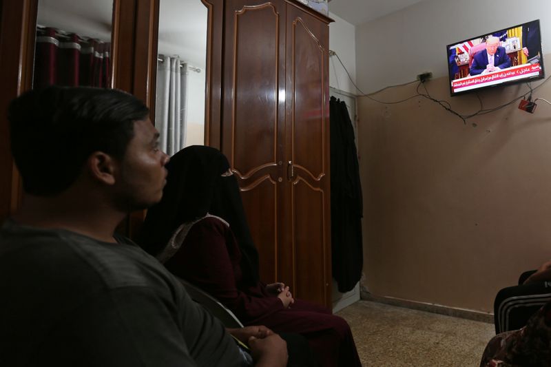&copy; Reuters. Los palestinos ven en televisión las noticias sobre el acuerdo de los Emiratos Árabes Unidos con Israel para normalizar las relaciones, en el sur de la Franja de Gaza el 13 de agosto de 2020