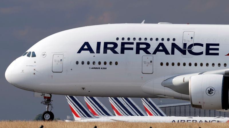 &copy; Reuters. FILE PHOTO: An Air France Airbus A380 jet at Charles de Gaulle airport near Paris