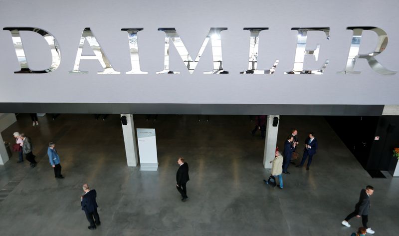 &copy; Reuters. Логотип Daimler во время ежегодного собрания акционеров компании в Берлине