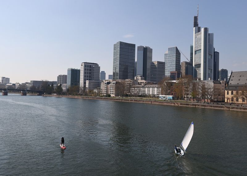 &copy; Reuters. FOTO DE ARCHIVO: El río Meno en Fráncfort, Alemania, el 2 de abril de 2020