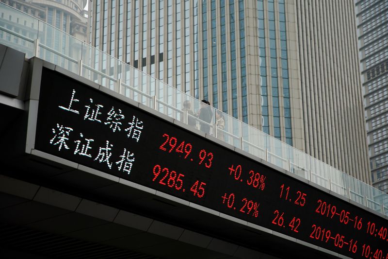 &copy; Reuters. Электронное табло с котировками акций в Шанхае