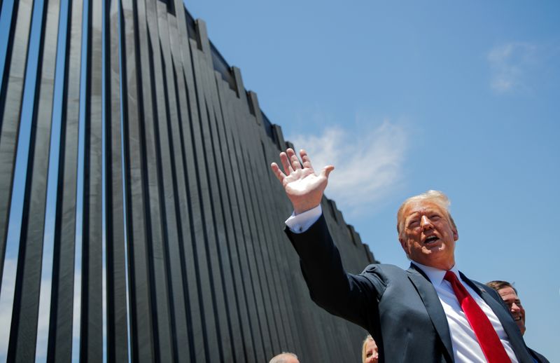 &copy; Reuters. FILE PHOTO: U.S. President Trump visits the U.S.-Mexico border in San Luis, Arizona