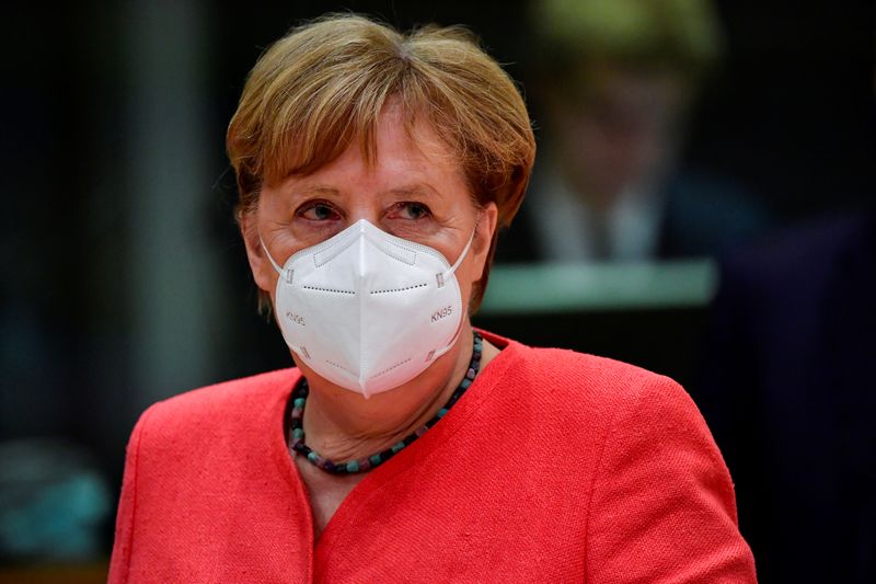 © Reuters. ANGELA MERKEL INVITÉE À BRÉGANÇON LE 20 AOÛT, ANNONCE L'ELYSÉE