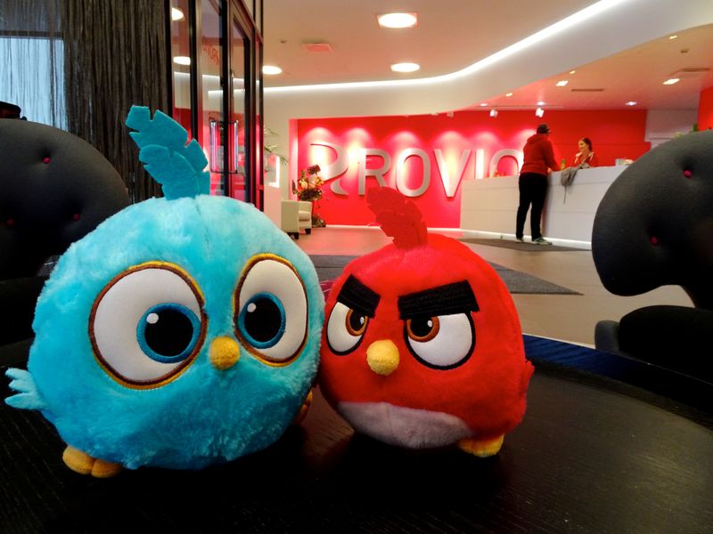 &copy; Reuters. FOTO DE ARCHIVO: Los personajes del juego Angry Birds en la sede de Rovio en Espoo, Finlandia