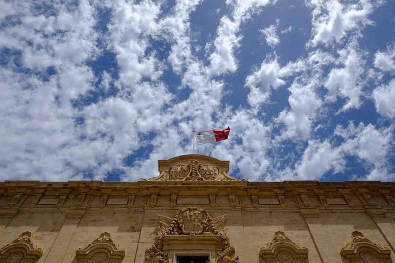 &copy; Reuters. Флаг Мальты на здании резиденции премьер-министра в Валетте