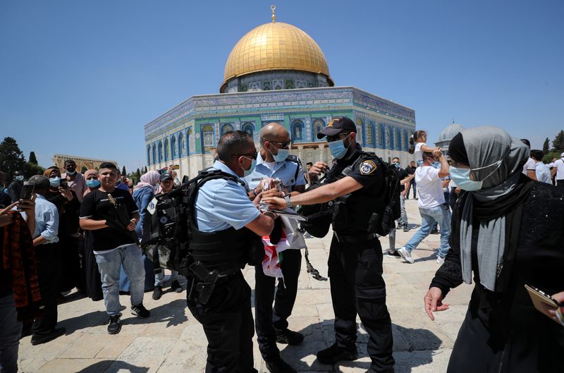 &copy; Reuters. الفلسطينيون يحذرون من أن الاتفاق الإماراتي الإسرائيلي يعرض المسجد الأقصى للخطر