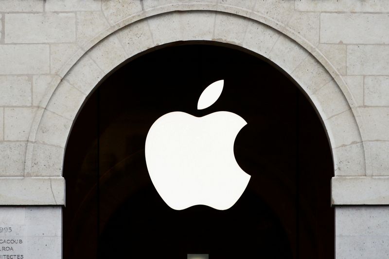 © Reuters. Apple logo is seen on the Apple store at The Marche Saint Germain in Paris