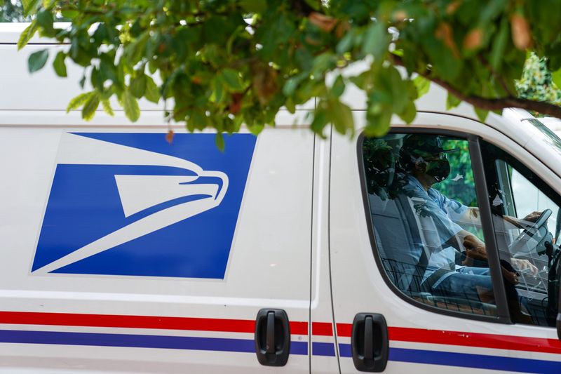 © Reuters. Stimulus Bill Negotiations Stall on Postal Service Funding