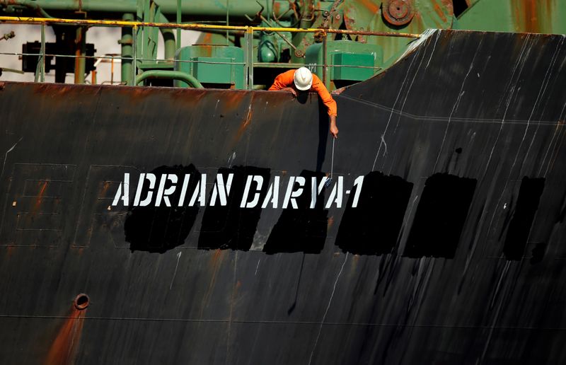 &copy; Reuters. FOTO DE ARCHIVO. Imagen referencial de un tripulante tomando fotografías con un teléfono móvil en el petrolero iraní Adrian Darya 1, en el Estrecho de Gibraltar