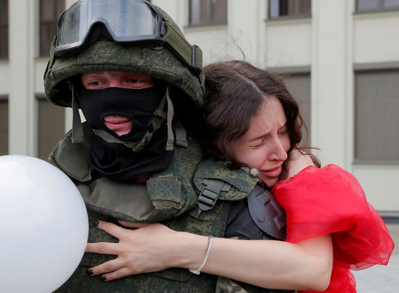 &copy; Reuters. Opposition supporters protest against presidential election results in Minsk