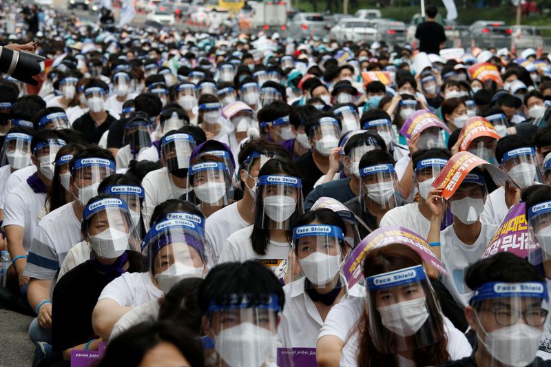 © Reuters. Medical residents and doctors attend 24-hour strike amid COVID-19 pandemic in Seoul