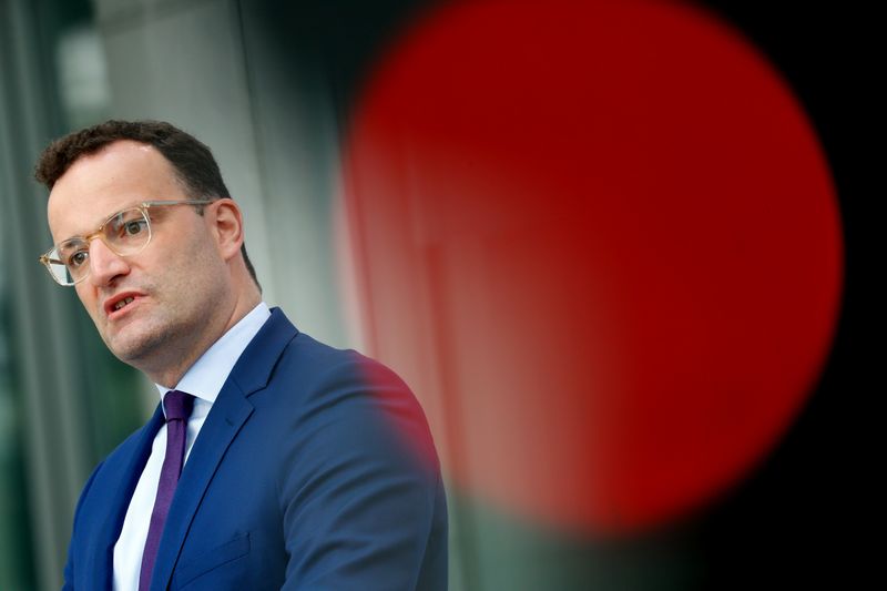 &copy; Reuters. FOTO DE ARCHIVO: El ministro de Salud alemán, Jens Spahn, da en Berlín una conferencia de prensa sobre la propagación del coronavirus