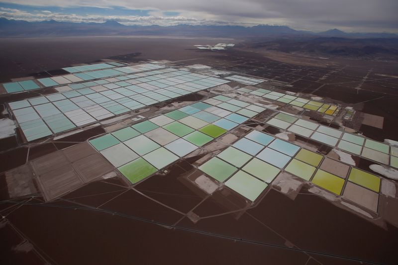&copy; Reuters. FOTO DE ARCHIVO: Una vista aérea muestra las piscinas de salmuera de la mina de litio de SQM en el salar de Atacama en el desierto de Atacama en el norte de Chile.