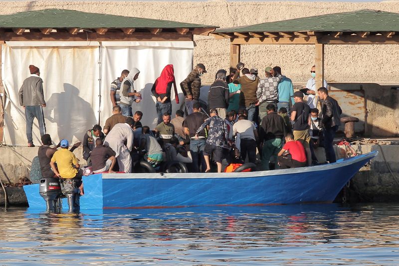 &copy; Reuters. Migrants arrive on Lampedusa Island