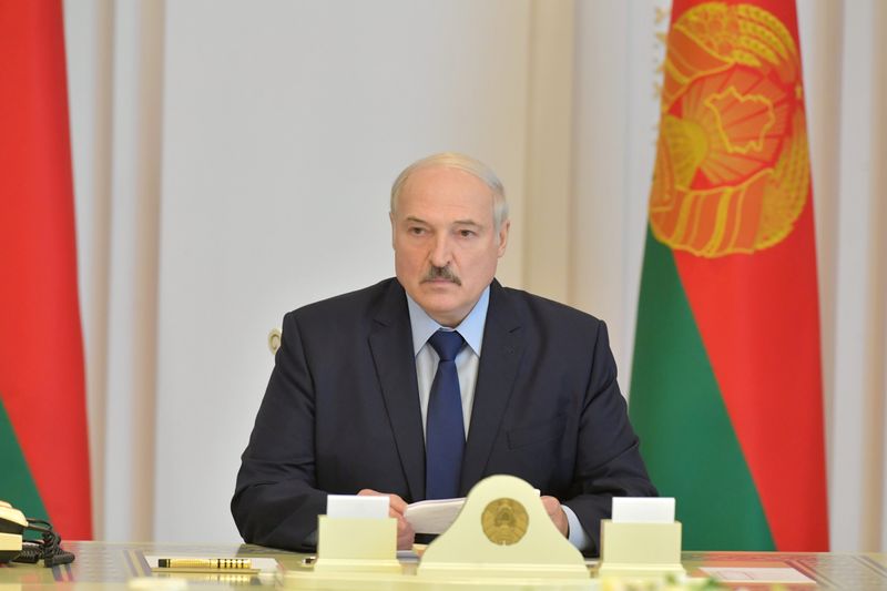 © Reuters. FILE PHOTO: Belarusian President Lukashenko chairs a meeting in Minsk