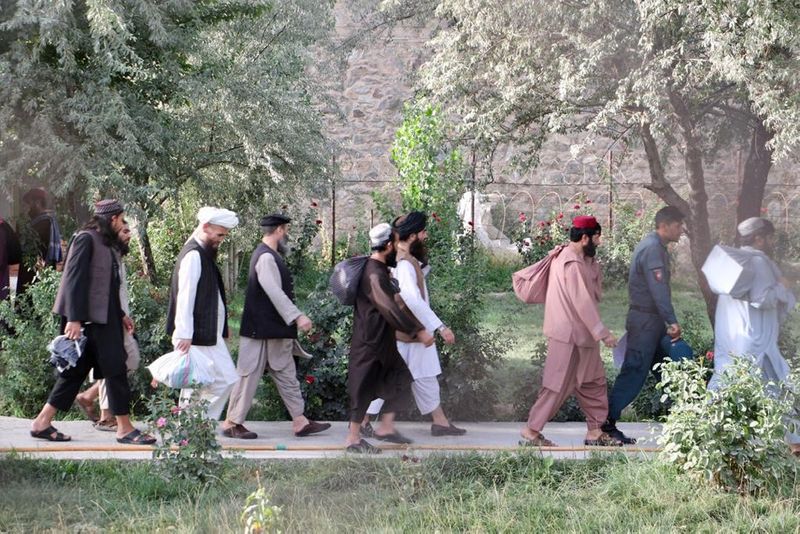 &copy; Reuters. FILE PHOTO: Newly freed Taliban prisoners walk at Pul-e-Charkhi prison, in Kabul