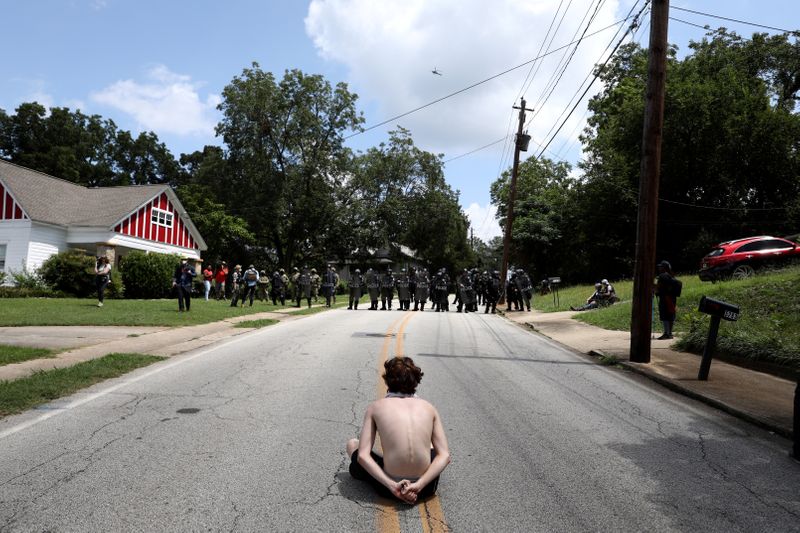 © Reuters. Militia groups stage rallies at the Confederate memorial at Stone Mountain