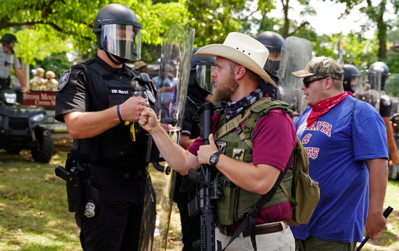 &copy; Reuters. Militia groups protest at the Confederate memorial Stone Mountain