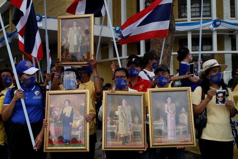 &copy; Reuters. Thai royalists demonstrate to support royal family in Bangkok