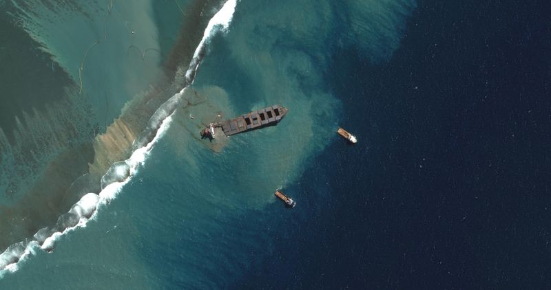 &copy; Reuters. モーリシャス座礁「わかしお」、船体が2つに分断　残油流出は限定的