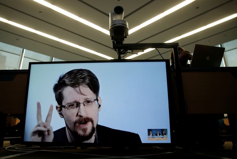 &copy; Reuters. FOTO DE ARCHIVO: Edward Snowden participa en una mesa redonde sobre la protección de los denunciantes en el Consejo de Europa en Estrasburgo, Francia, 15 de marzo de 2019