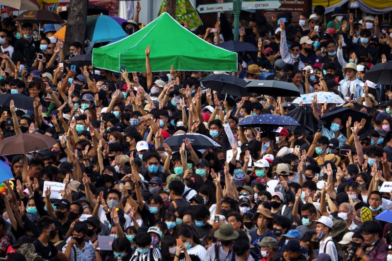 © Reuters. أكبر مظاهرة في تايلاند منذ أعوام تضع ضغوطا على الحكومة