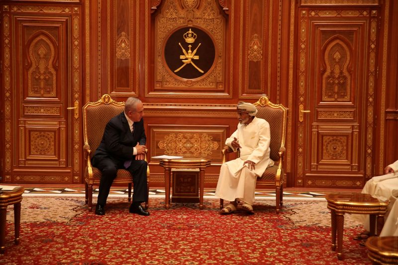 © Reuters. Israeli Prime minister Benjamin Netanyahu visits Sultan Qaboos bin Said in Oman