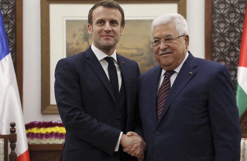 &copy; Reuters. French President Macron meets Palestinian counterpart Abbas in Ramallah