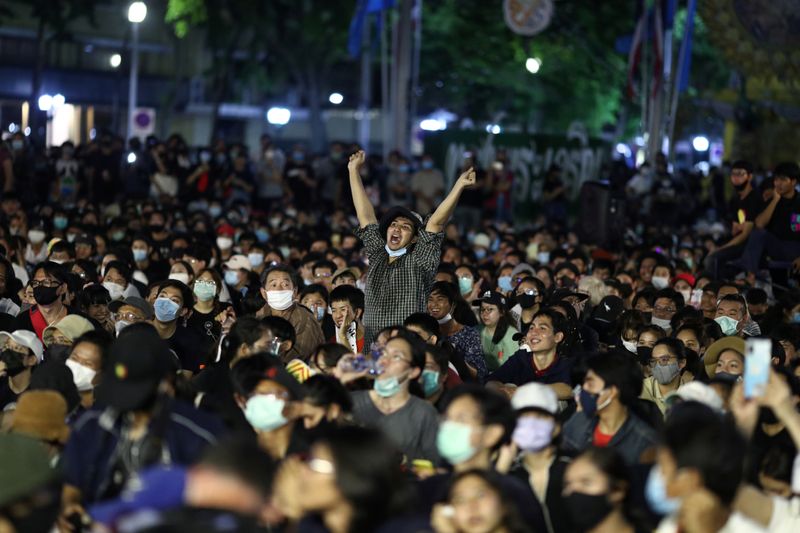 © Reuters. Pro-democracy protesters attend rally to demand the government to resign in Bangkok