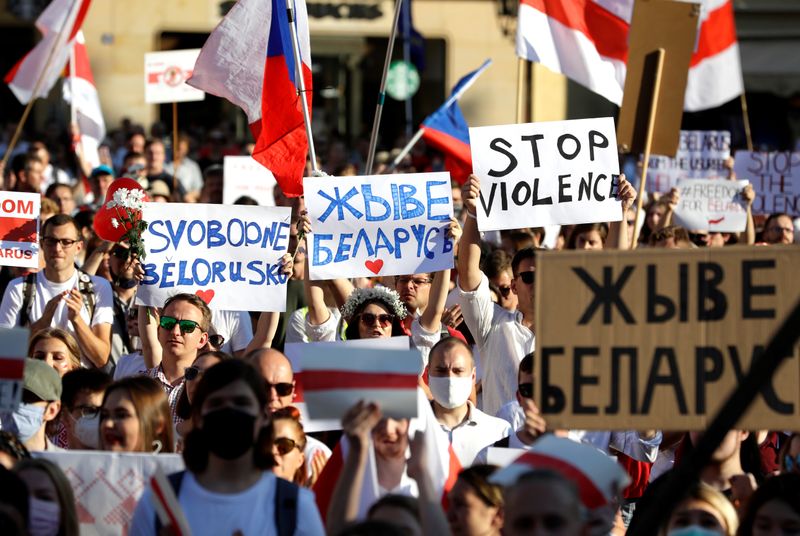 © Reuters. Protest against the results of the Belarusian presidential election, in Prague