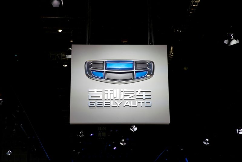 © Reuters. FILE PHOTO: The logo of Chinese carmaker Geely Auto is pictured at the second media day for the Shanghai auto show