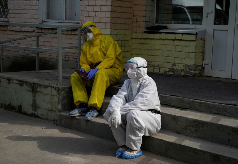 &copy; Reuters. Медицинские работники в защитных костюмах у больницы в Твери