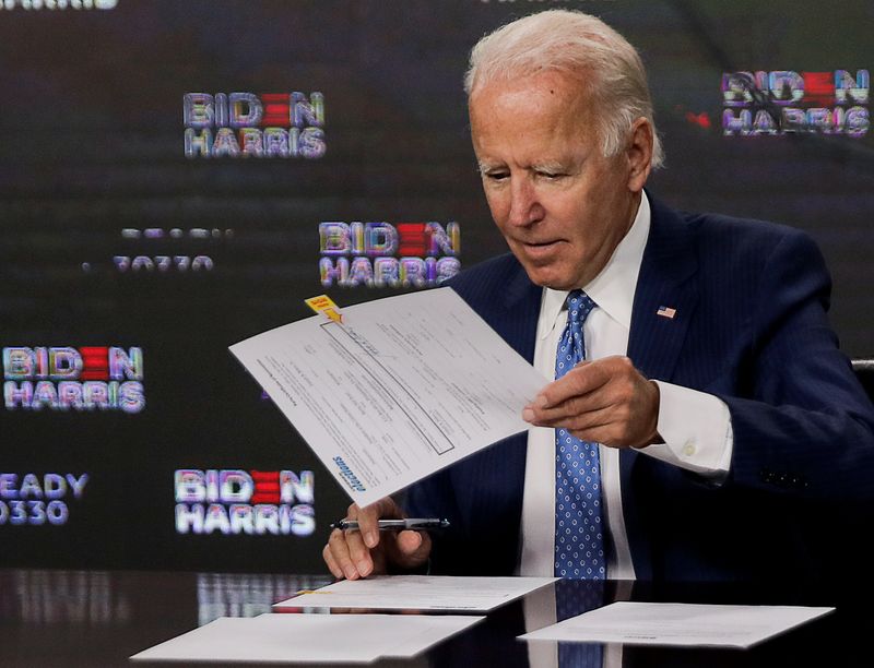 &copy; Reuters. Democratic presidential candidate Biden and vice presidential candidate Harris sign nomination documents in Wilmington, Delaware